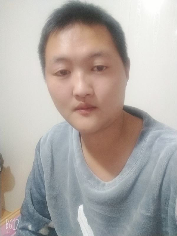 烟圈里透着伤的第一张照片--东莞相亲服务中心