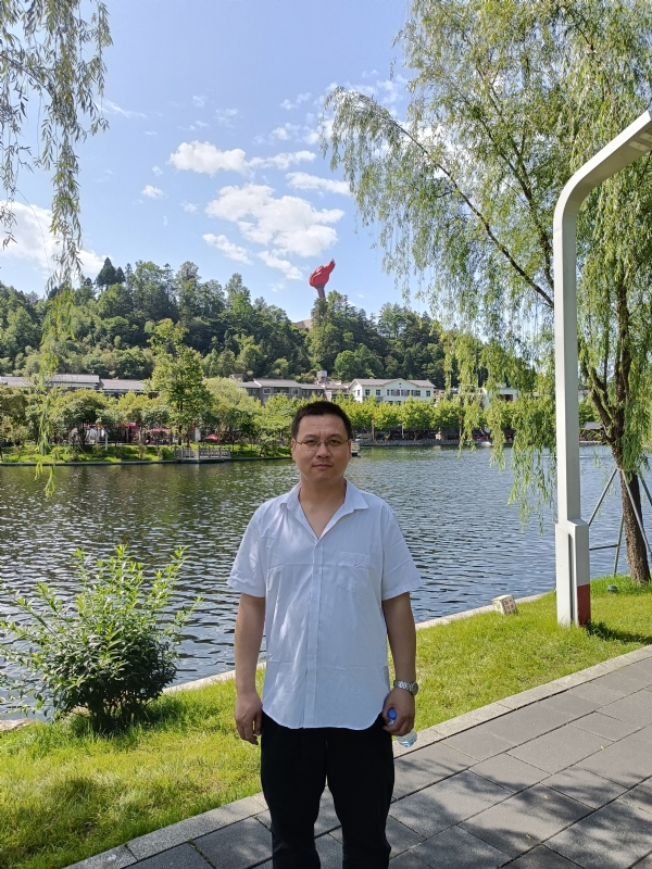 风雨相伴的第一张照片--东莞相亲服务中心